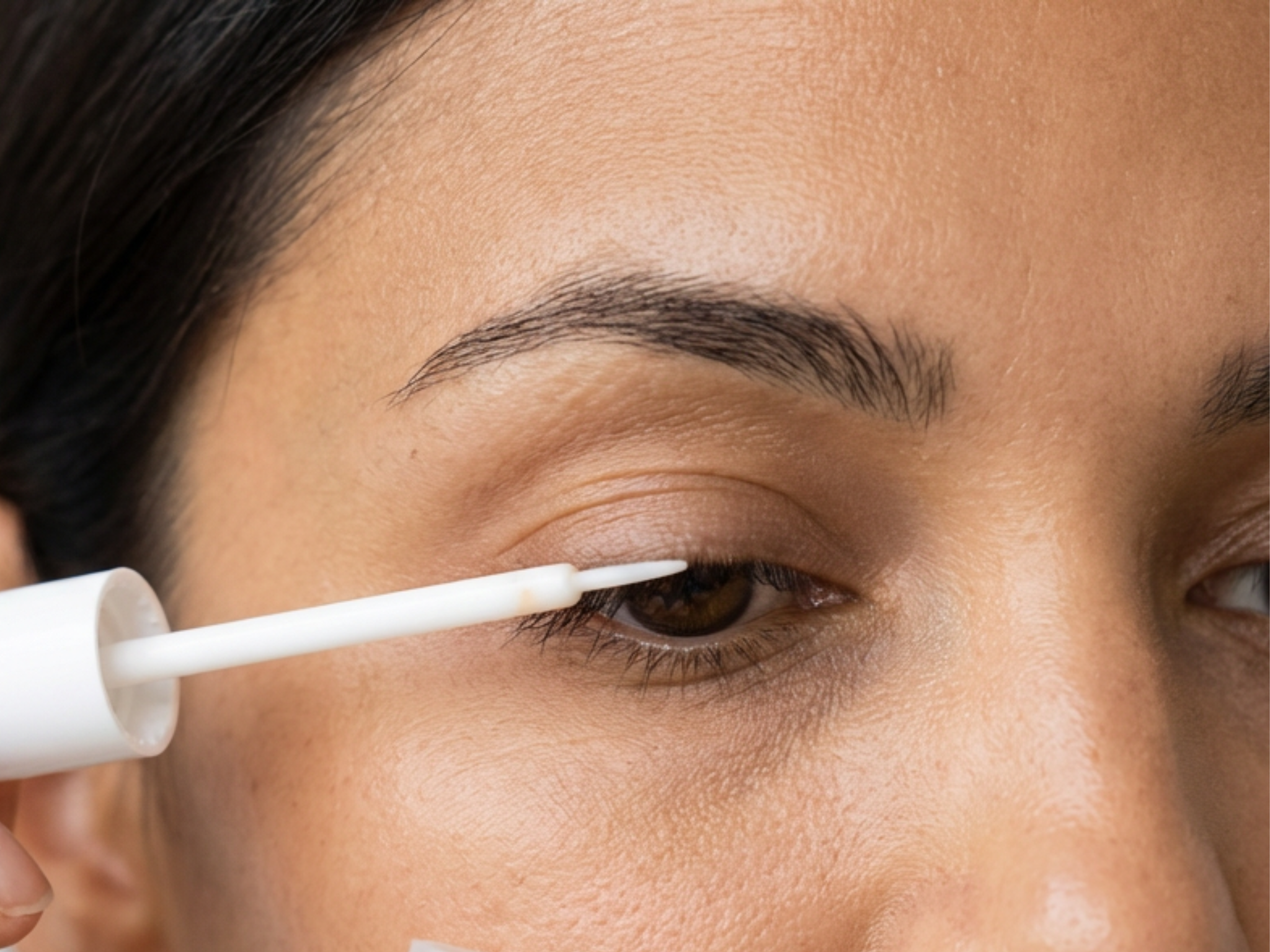 Sådan bruger man vippeserum og brynserum